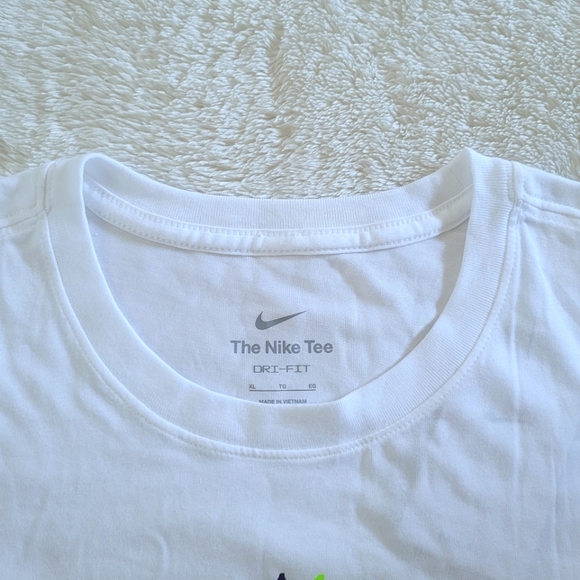 Nike👟 Man♂️ Spinning Basketball on Finger Dri-Fit Graphic Tee👕 - NWT - Picture 4 of 13